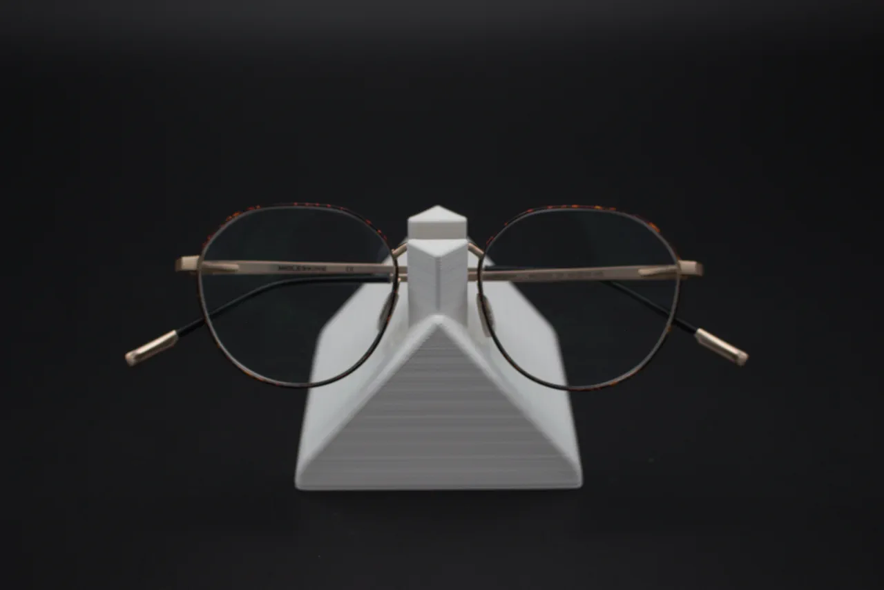 Brillenhalter Delta (weiss) mit Brille